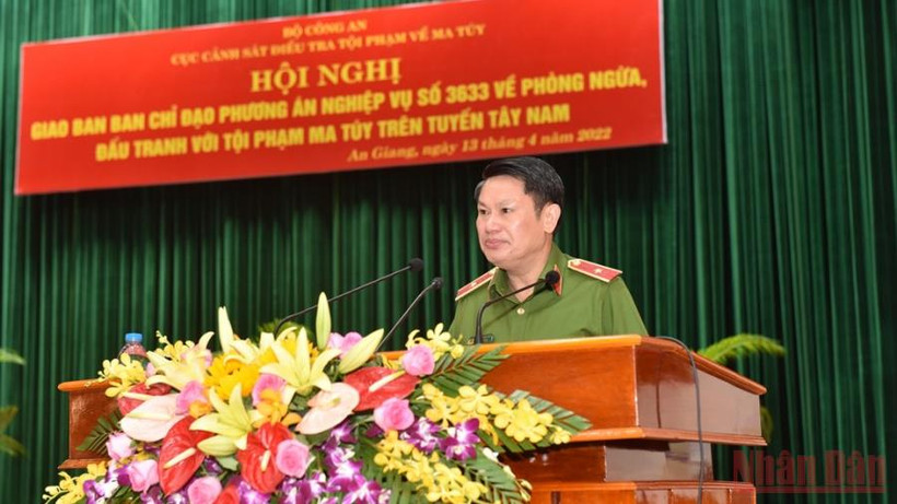 Thiếu tướng Nguyễn Văn Viện, Cục trưởng Cảnh sát điều tra tội phạm về ma túy, phát biểu ý kiến tại hội nghị.