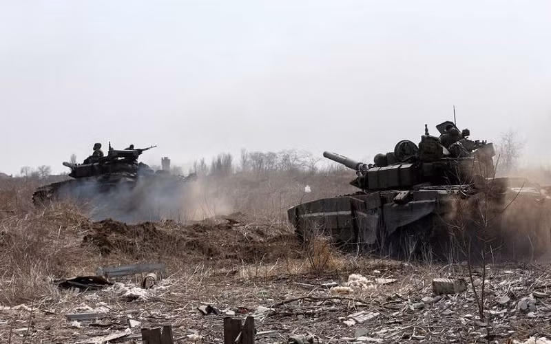 Xe tăng của lực lượng Nga ở ngoại ô thành phố cảng Mariupol, phía nam Ukraine, ngày 20/3/2022. (Ảnh: Reuters)