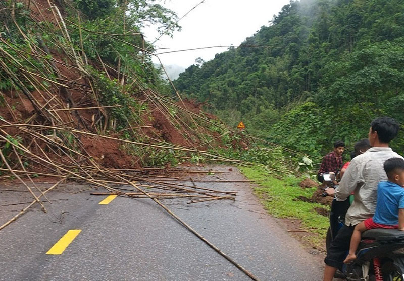 Điểm sạt lở tại KM102+100 gây ách tắc giao thông trên quốc lộ 4H.