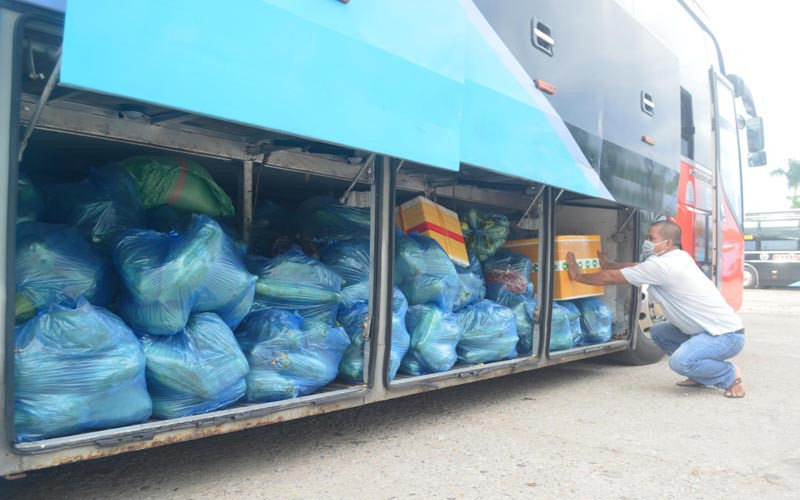 Xe khách Chín Nghĩa còn chở hàng hóa, nhu yếu phẩm của Đoàn thanh niên Công an tỉnh Quảng Ngãi gửi tặng người dân TP Hồ Chí Minh. 