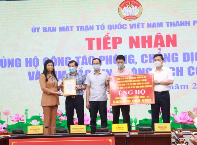 Lãnh đạo TP Hà Nội tiếp nhận ủng hộ quỹ phòng, chống Covid-19 của các doanh nghiệp.