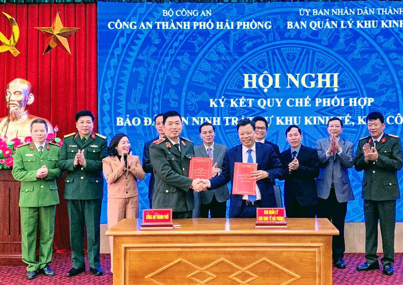 Quang cảnh ký kết Quy chế phối hợp bảo đảm an ninh trật tự tại các KCN, KKT tại Hải Phòng.