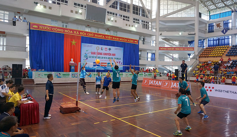 Các trận thi đấu diễn ra sôi nổi ngay sau lễ khai mạc. 