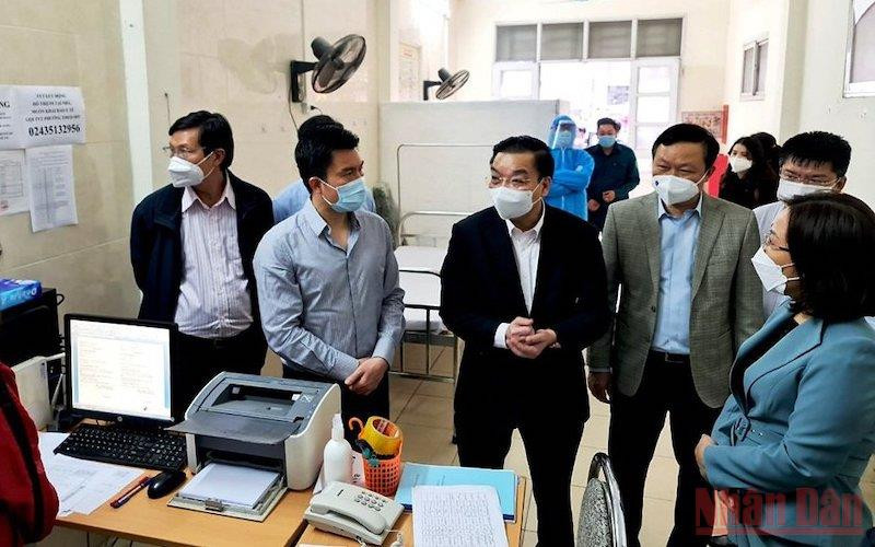 Chủ tịch UBND thành phố Hà Nội Chu Ngọc Anh kiểm tra tại Trạm Y tế lưu động ở phố Hào Nam, phường Ô Chợ Dừa, quận Đống Đa. (Ảnh: PHẠM HÙNG)