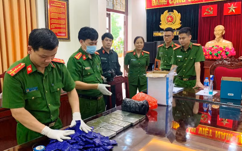 Công an kiểm tra số lượng, chủng loại ma túy tang vật.