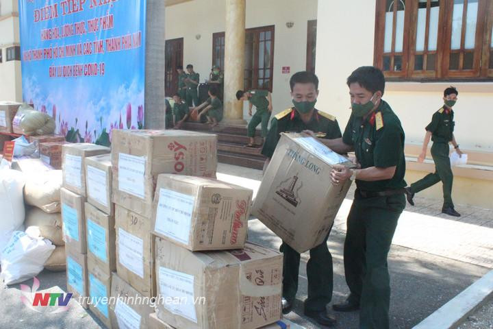 Cán bộ, nhân viên Cục Hậu cần Quân khu 4 bốc xếp hàng hóa ủng hộ TP Hồ Chí Minh chống dịch. (Ảnh: Truyền hình Nghệ An).