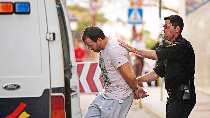 Cảnh sát bắt giữ một thành viên băng đảng buôn bán ma túy ở Marbella. Ảnh: The SUN