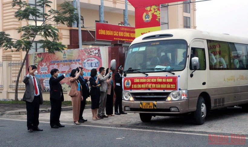 Những chuyến xe miễn phí đưa công nhân về quê đón Tết.