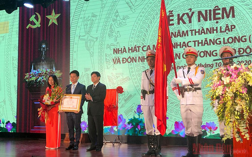 Nhà hát Ca múa nhạc Thăng Long nhận Huân chương Lao động hạng Ba.