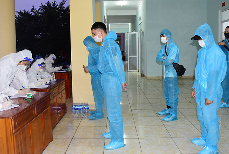 Cán bộ tại khu cách ly lấy thông tin của công dân về từ Nhật Bản.