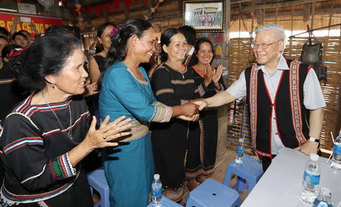 Tổng Bí thư Nguyễn Phú Trọng thăm, nói chuyện với bà con thôn Kon Rơ Bang 2, xã Vinh Quang, TP Kon Tum tại nhà rông của thôn, tháng 4-2017. (Ảnh: Trí Dũng/TTXVN)