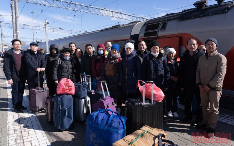 Đón công dân Việt Nam tại ga tàu ở Moskva. (Ảnh: Thanh Thể) 