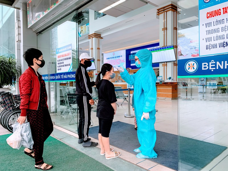 Mọi người đến các cơ sở y tế đều phải đeo khẩu trang và thực hiện các biện pháp phòng, chống dịch Covid-19.