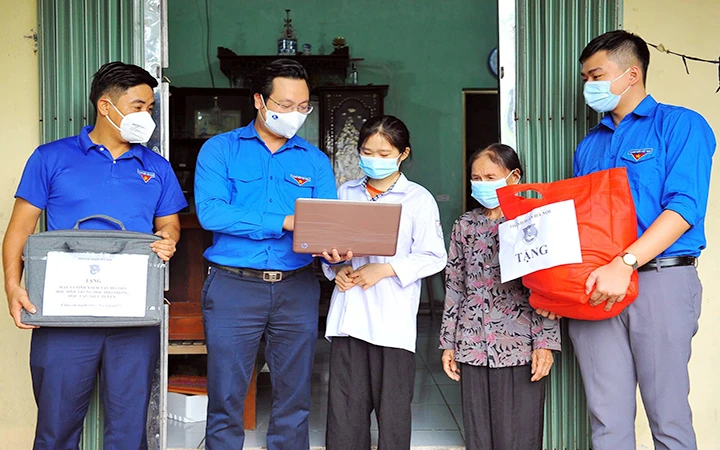 Thành đoàn Hà Nội và các đơn vị đồng hành trao máy tính xách tay tặng học sinh có hoàn cảnh khó khăn tại huyện Phú Xuyên (Hà Nội). Ảnh: MINH ĐỨC
