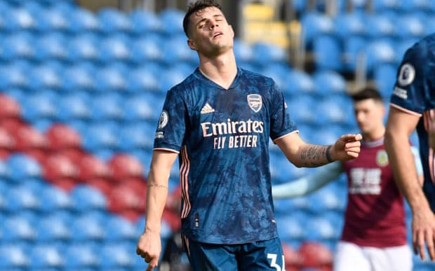 “Tội đồ” Xhaka khiến Arsenal bị mất điểm trước Burnley.