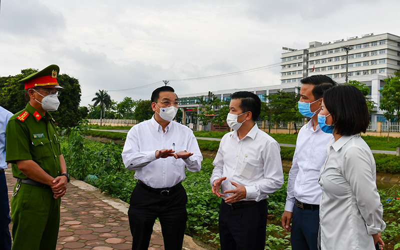 Chủ tịch UBND TP Hà Nội Chu Ngọc Anh kiểm tra công tác chống dịch. Ảnh: DUY LINH