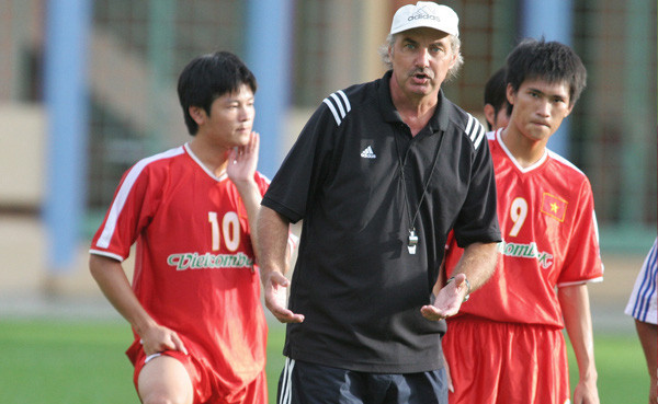 HLV Alfred Riedl từng dẫn dắt lứa Công Vinh, Văn Quyến vào những năm 2005-2007. (Ảnh: VFF)