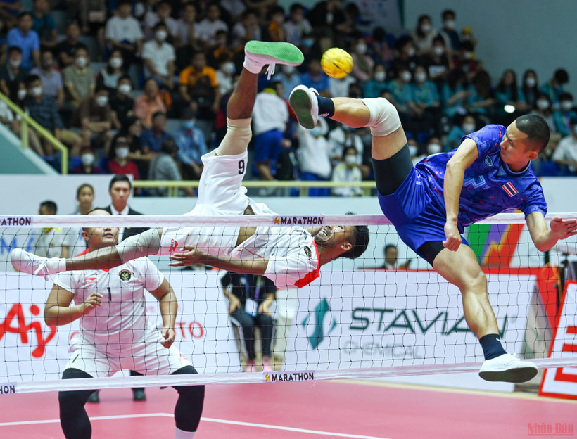 Chiều 17/5, khán giả tại nhà thi đấu Hoàng Mai (Hà Nội) đã được chứng kiến màn tranh tài sôi nổi, quyết liệt cùng những cú vít cầu trên lưới đẹp mắt tại nội dung cầu mây đội tuyển 3 người nam và nữ. (Ảnh: DUY LINH)