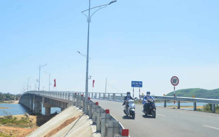 Cầu Hải Tân đưa vào sử dụng, góp phần thay đổi diện mạo thị xã Đức Phổ.