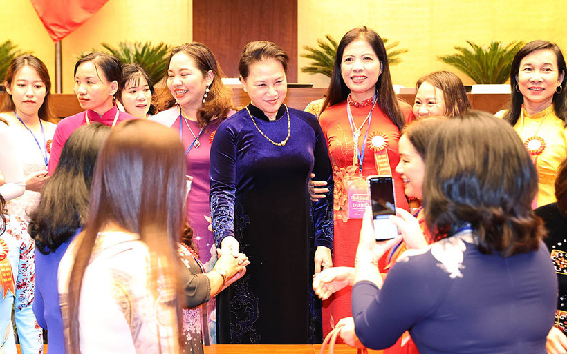 Chủ tịch Quốc hội Nguyễn Thị Kim Ngân và các đại biểu nữ tại buổi gặp mặt (Ảnh: Trọng Đức - TTXVN).