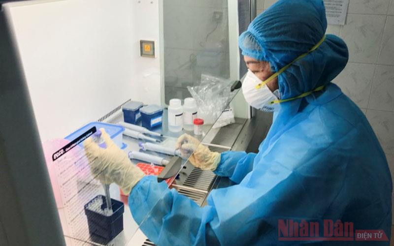 Nhân viên y tế Bệnh viện Đa khoa Đồng Tháp tại phòng xét nghiệm chẩn đoán SARS-CoV-2