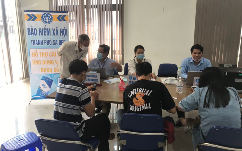 Cán bộ BHXH TP Sa Đéc (Đồng Tháp) hướng dẫn cài đặt VssID cho người lao động trong KCN Sa Đéc.