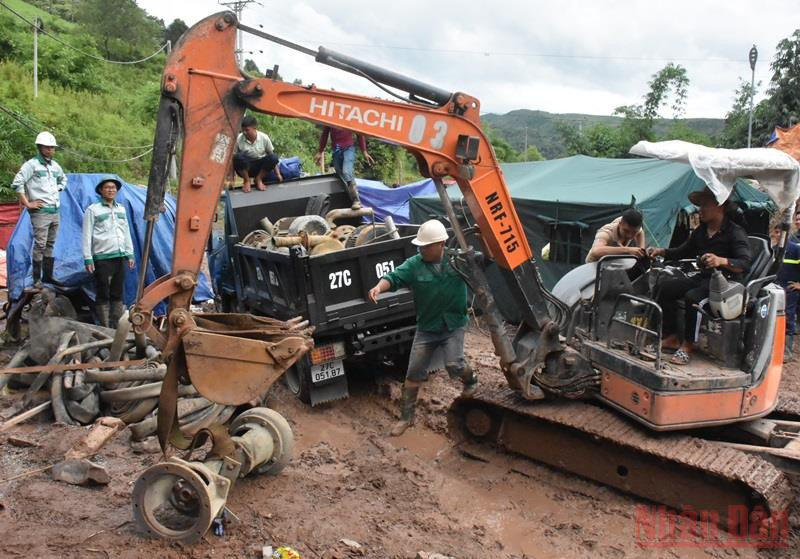 Lực lượng cứu hộ dốc sức để tìm người bị nạn.