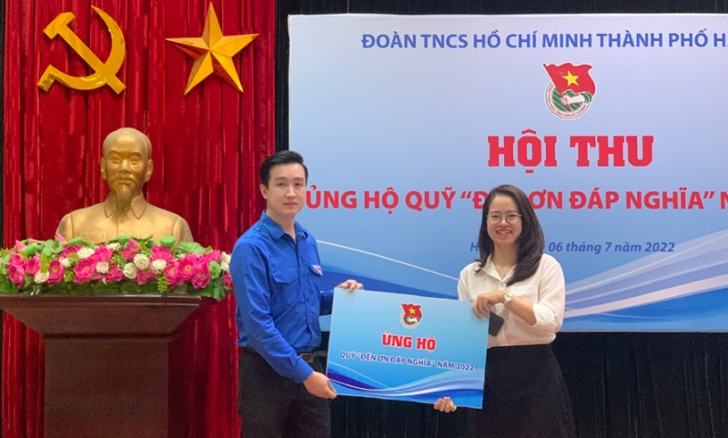 Đại diện Thành đoàn Hà Nội tiếp nhận ủng hộ từ các cơ sở Đoàn.