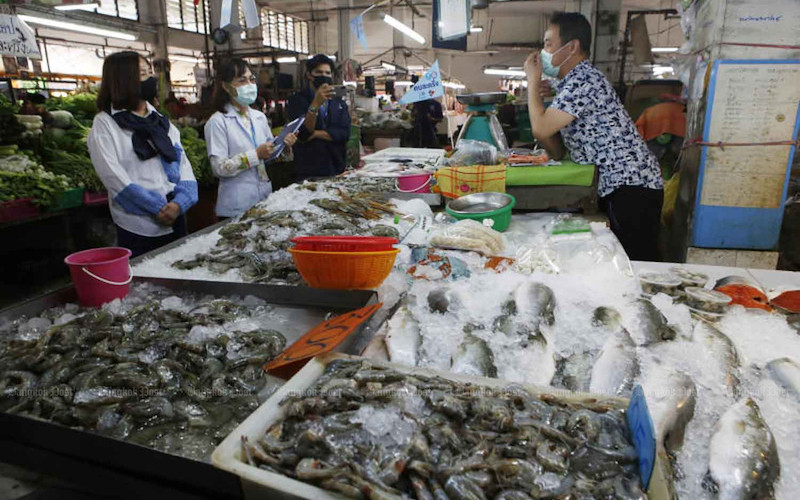 Nhân viên y tế kiểm tra tại một khu chợ ở Thủ đô Bangkok, Thái Lan. (Ảnh: Bưu điện Bangkok)