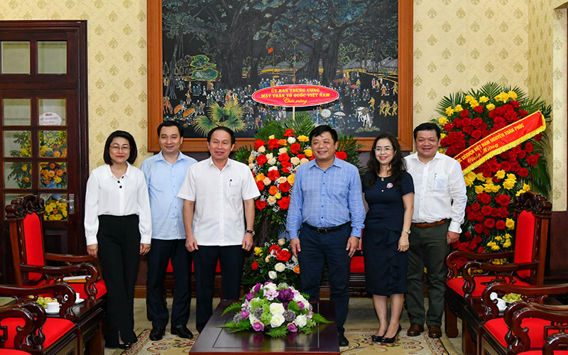 Phó Tổng Biên tập Quế Đình Nguyên tiếp đoàn đại biểu Mặt trận Tổ quốc Việt Nam do đồng chí Lê Tiến Châu dẫn đầu. (Ảnh: THỦY NGUYÊN)