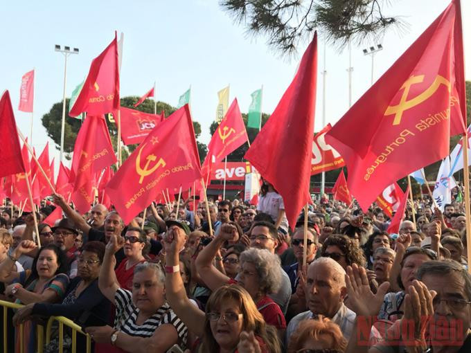 Biểu dương lực lượng ủng hộ Đảng Cộng sản Bồ Đào Nha (PCP) tại hội báo Avante lần thứ 42, tháng 9/2018.