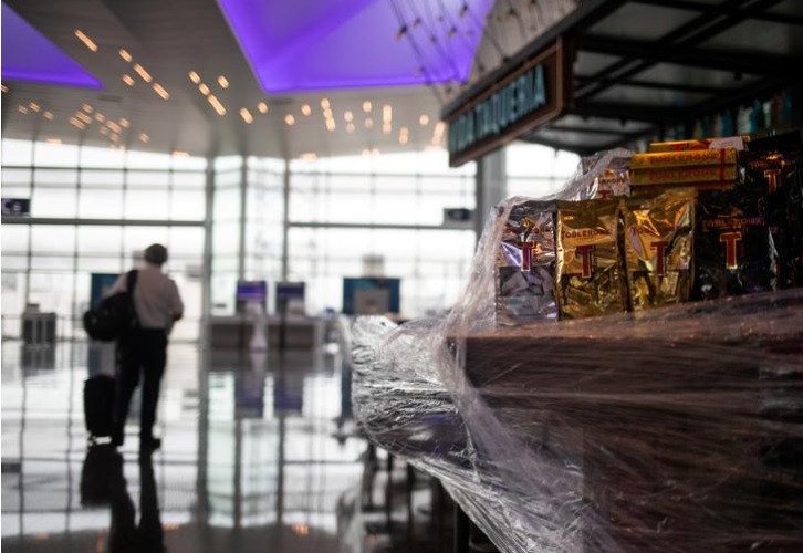 Một phi công đi ngang qua một nhà hàng đóng cửa tại Sân bay Liên lục địa IAH George Bush trong bối cảnh dịch bệnh Covid-19 bùng phát ở Houston, Texas, Mỹ, ngày 21-7-2020. Ảnh: Reuters.