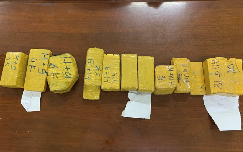Số kim loại nghi là vàng đang được đưa đi giám định. (Công an tỉnh An Giang cung cấp)