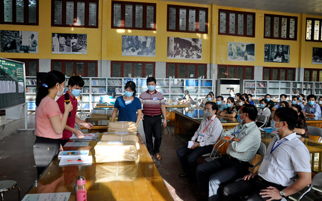 Đoàn công tác Bộ GD và ĐT kiểm tra công tác coi thi tại điểm thi Trường THPT Ngô Sĩ Liên, TP Bắc Giang, tỉnh Bắc Giang. Ảnh: LONG THÀNH