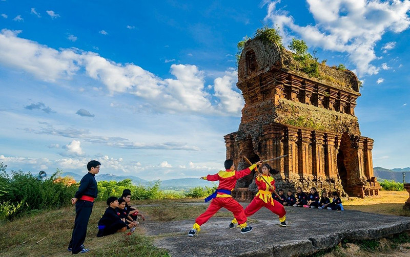 Dưới chân cổ tháp, nhiều võ sư đã lan tỏa tinh thần "võ đức". Ảnh: Nguyễn Phước Hoài.