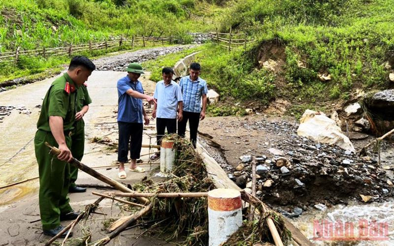 Mưa lớn ngập, xói tràn trên đường giao thông ở Mường Lát.