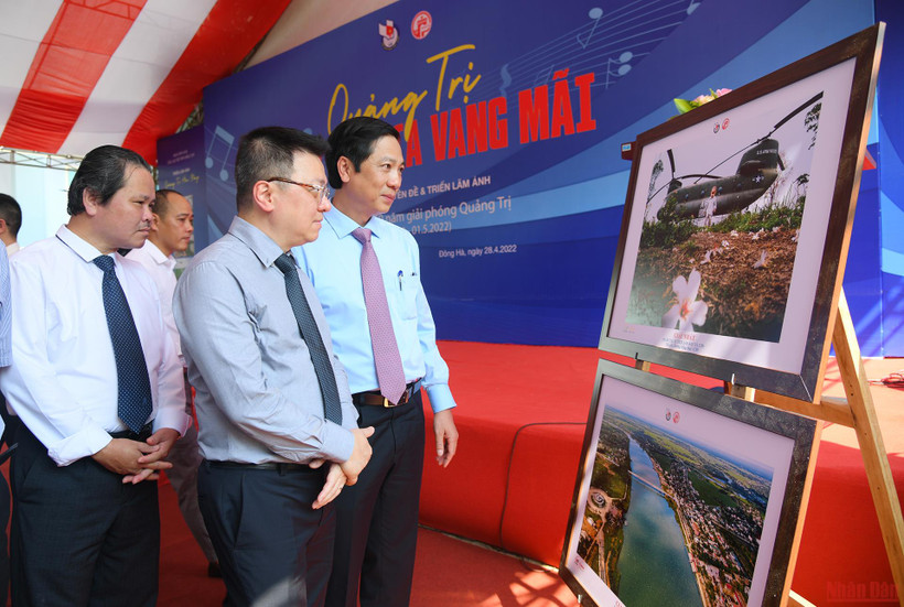 Đồng chí Lê Quốc Minh cùng các đại biểu tham quan triển lãm.   