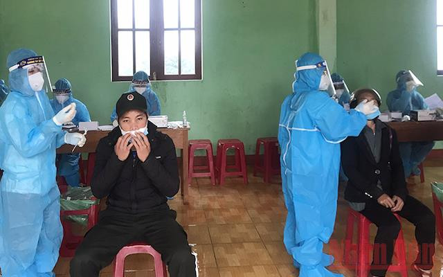 Lấy mẫu xét nghiệm tại xã Trà Nam, huyện Nam Trà My.