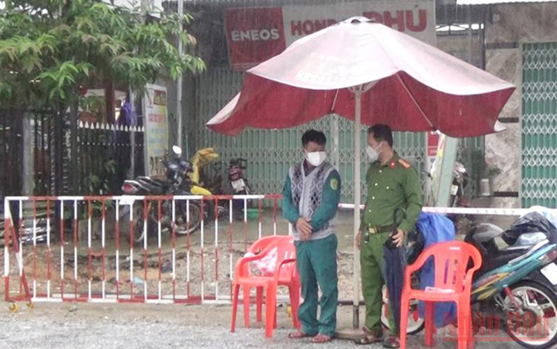 Huyện Nam Trà My khoanh vùng, lập chốt kiểm soát dịch bệnh.