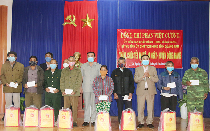 Bí thư Tỉnh ủy Phan Việt Cường tặng quà Tết cho người dân xã Jơ Ngây (huyện Đông Giang).