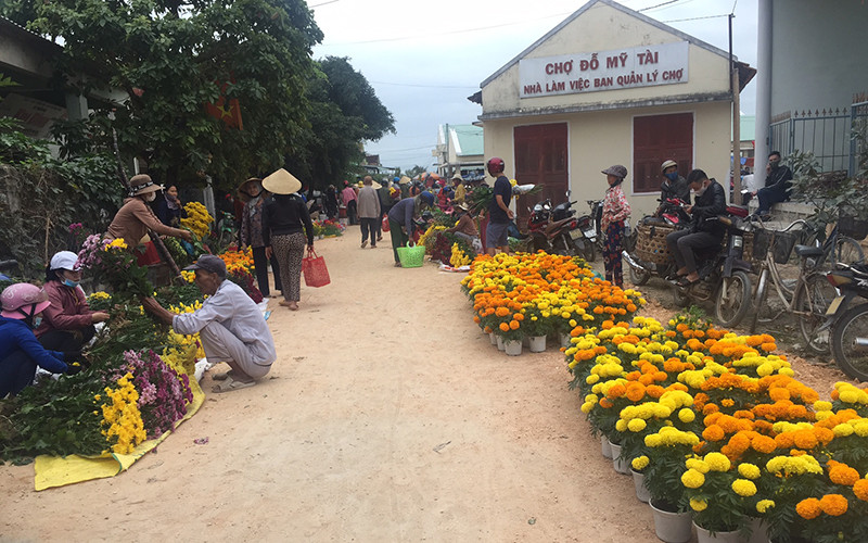 Sắc hoa trong phiên chợ cuối năm.