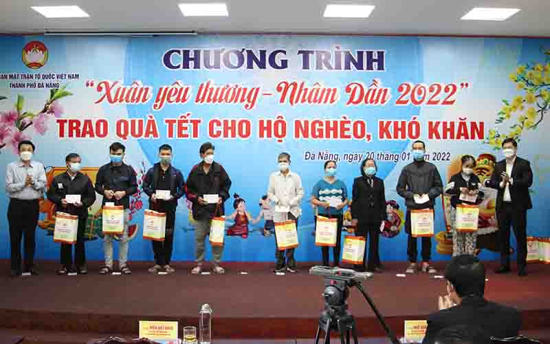 Trao quà Tết cho hộ nghèo.