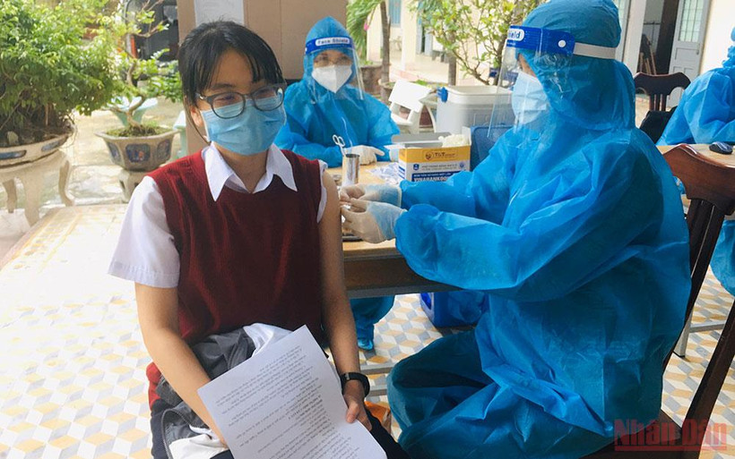 Bình Định triển khai tiêm ngừa Covid-19 cho 509 học sinh khối 12 tại trường THPT Trương Vương (thành phố Quy Nhơn, tỉnh Bình Định).