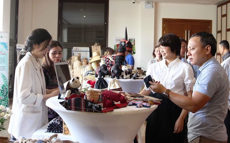 Khách tham quan các sản phẩm địa phương do Dự án Trường Sơn Xanh tài trợ.
