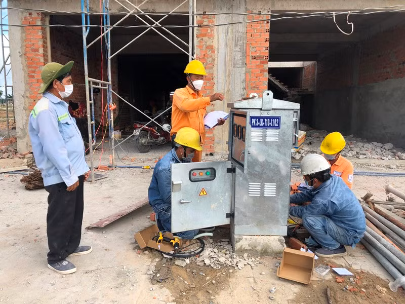 Nhân viên Công ty TNHH MTV Điện lực Đồng Nai gắn điện kế cho người dân trong khu tái định cư Lộc An – Bình Sơn.