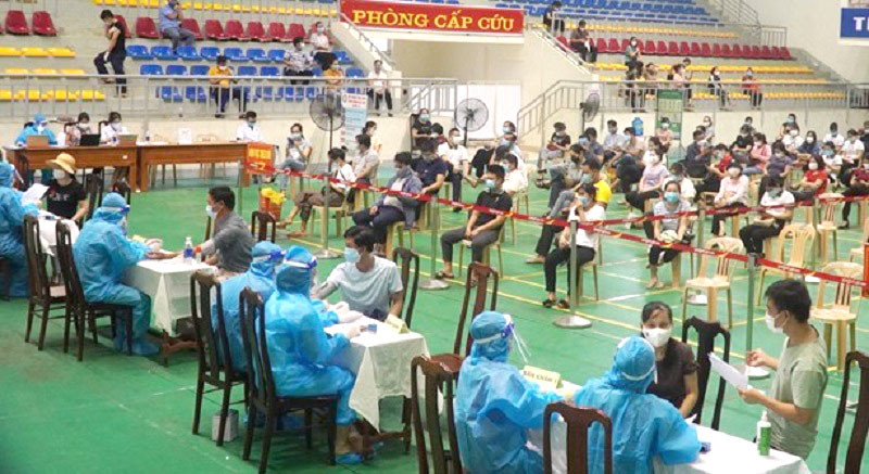 Ngành y tế Quảng Bình tổ chức tiêm vaccine cho các đối tượng ưu tiên.