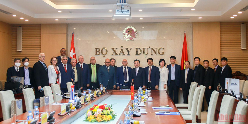 Bộ trưởng Xây dựng Việt Nam Nguyễn Thanh Nghị và Bộ trưởng Xây dựng Cuba Rene Mesa Villafana chụp ảnh lưu niệm tại cuộc hội đàm