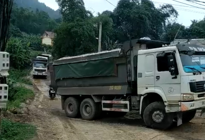 Những chiếc xe tải trọng lớn lưu thông trên tuyến đường vào xã Đổng Xá.