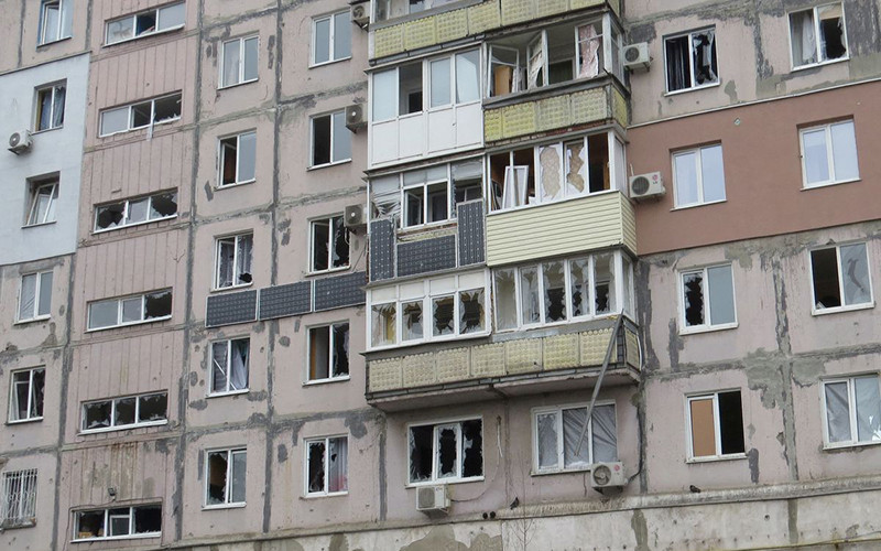 Một tòa nhà tại Mariupol, Ukraine, bị tàn phá trong vụ pháo kích gần đây. (Ảnh: Reuters)