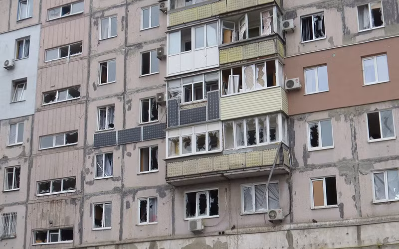 Một tòa nhà tại Mariupol, Ukraine, bị tàn phá trong vụ pháo kích gần đây. (Ảnh: Reuters)
